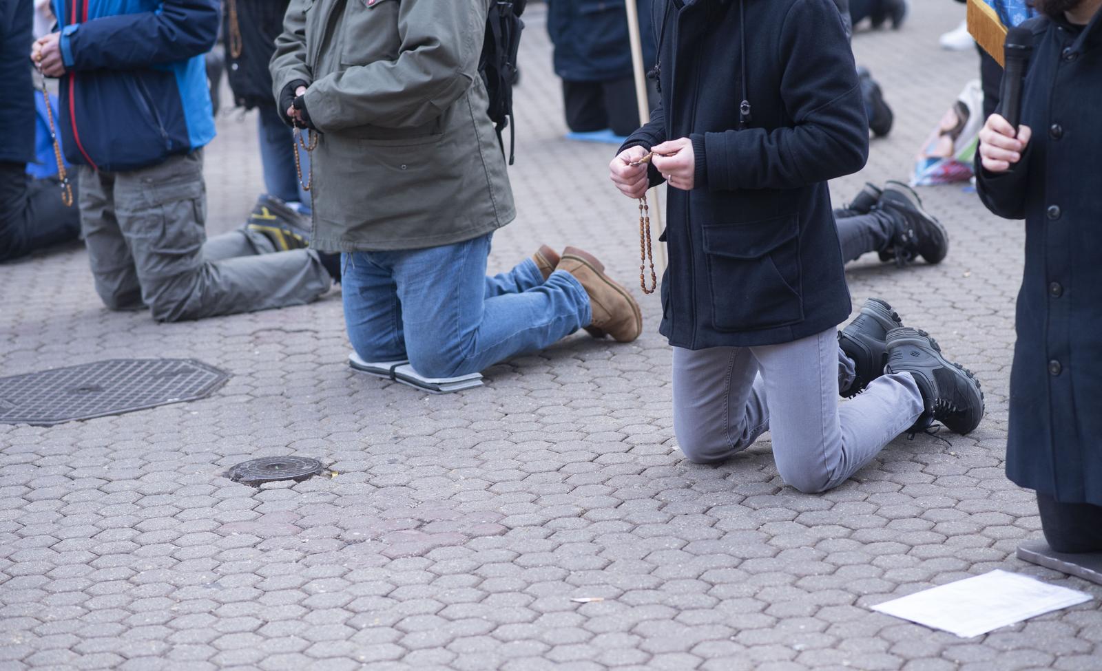 Zagreb: Muškarci na Trgu bana Josipa Jelačića mole krunicu Zagreb: Muškarci na Trgu bana Josipa Jelačića mole krunicu