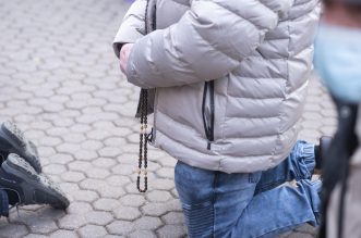 Zagreb: Muškarci na Trgu bana Josipa Jelačića mole krunicu Zagreb: Muškarci na Trgu bana Josipa Jelačića mole krunicu