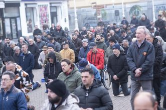 Zagreb: Muškarci na Trgu bana Josipa Jelačića mole krunicu Zagreb: Muškarci na Trgu bana Josipa Jelačića mole krunicu