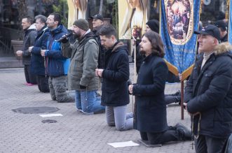 Zagreb: Muškarci na Trgu bana Josipa Jelačića mole krunicu Zagreb: Muškarci na Trgu bana Josipa Jelačića mole krunicu
