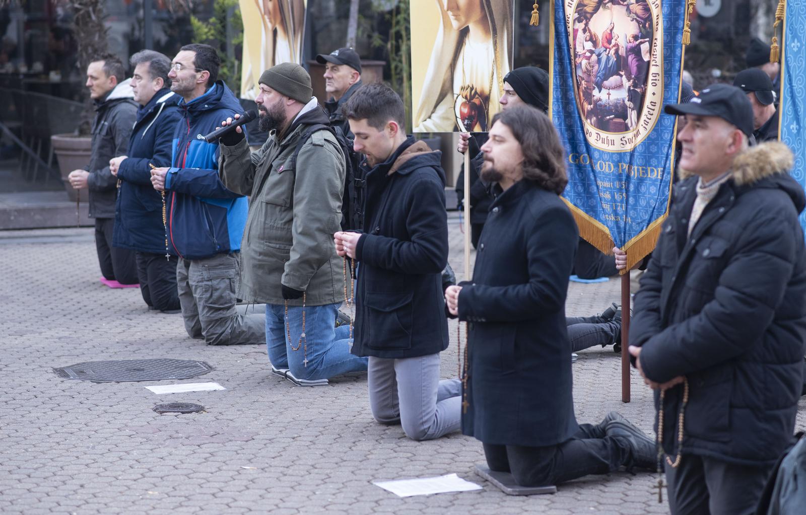 Zagreb: Muškarci na Trgu bana Josipa Jelačića mole krunicu Zagreb: Muškarci na Trgu bana Josipa Jelačića mole krunicu