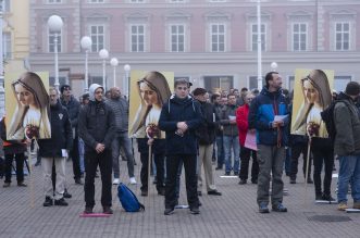 Zagreb: Muškarci na Trgu bana Josipa Jelačića mole krunicu Zagreb: Muškarci na Trgu bana Josipa Jelačića mole krunicu