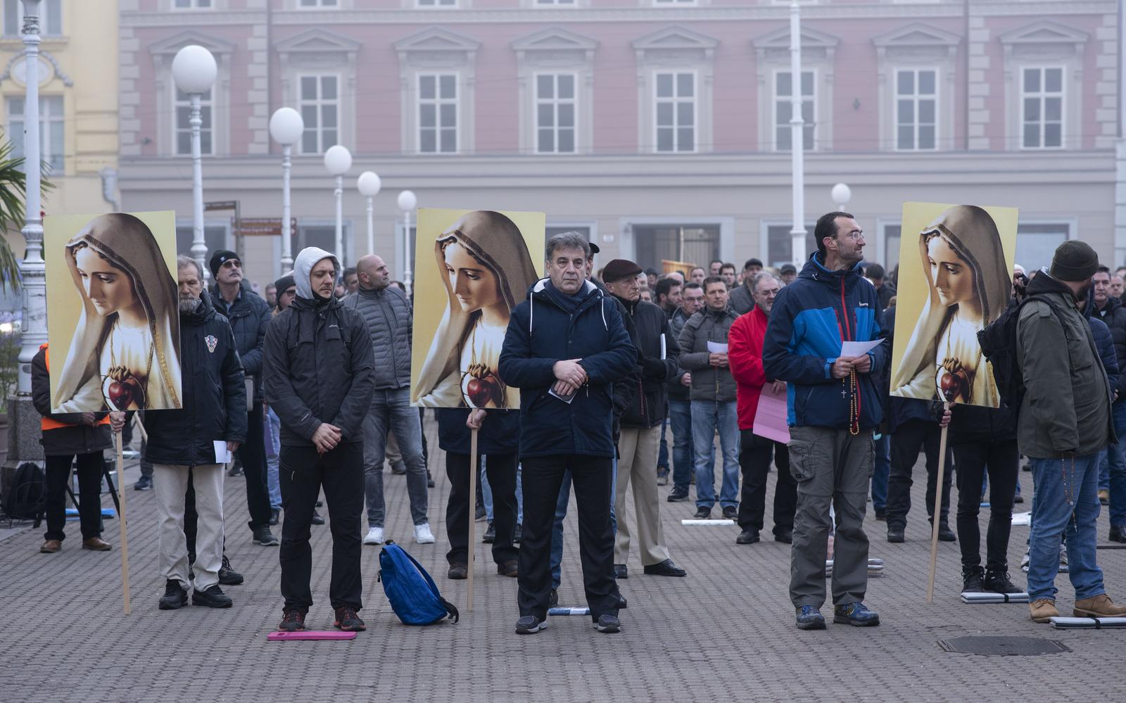Zagreb: Muškarci na Trgu bana Josipa Jelačića mole krunicu Zagreb: Muškarci na Trgu bana Josipa Jelačića mole krunicu