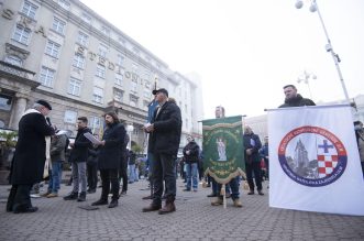 Zagreb: Muškarci na Trgu bana Josipa Jelačića mole krunicu Zagreb: Muškarci na Trgu bana Josipa Jelačića mole krunicu