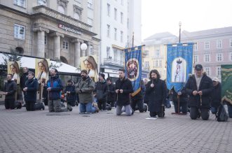 Zagreb: Muškarci na Trgu bana Josipa Jelačića mole krunicu Zagreb: Muškarci na Trgu bana Josipa Jelačića mole krunicu