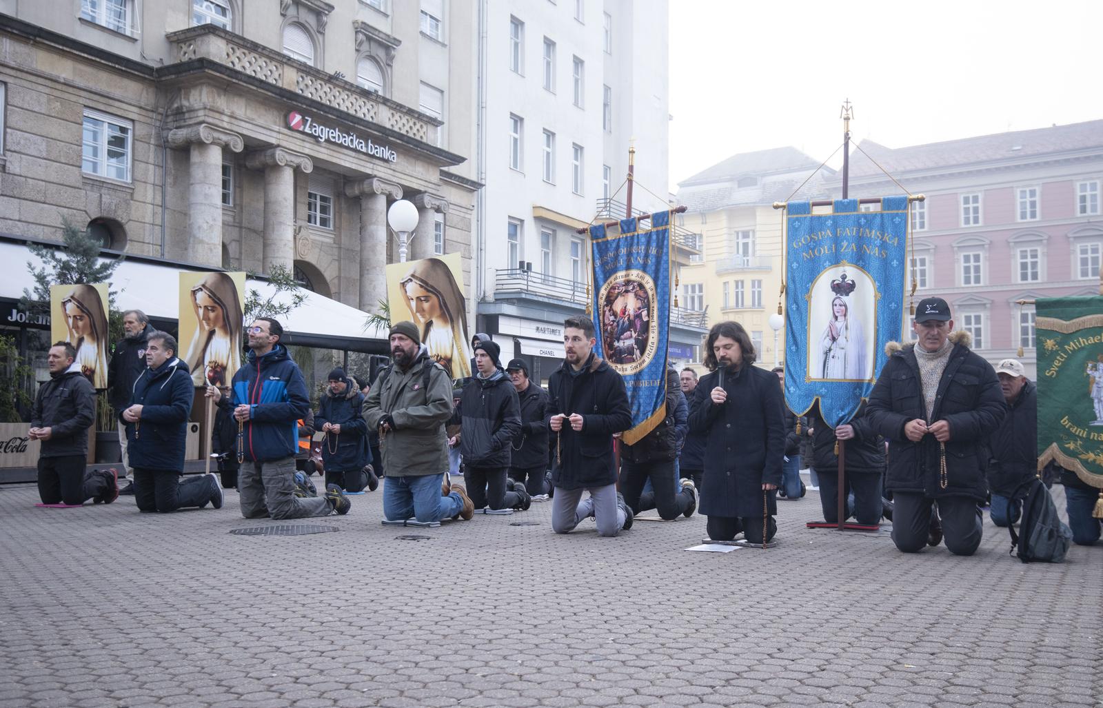 Zagreb: Muškarci na Trgu bana Josipa Jelačića mole krunicu Zagreb: Muškarci na Trgu bana Josipa Jelačića mole krunicu