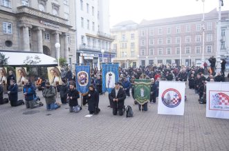 Zagreb: Muškarci na Trgu bana Josipa Jelačića mole krunicu Zagreb: Muškarci na Trgu bana Josipa Jelačića mole krunicu