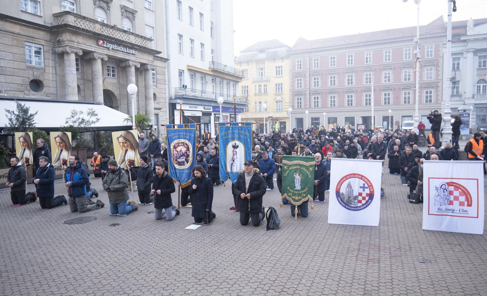 Zagreb: Muškarci na Trgu bana Josipa Jelačića mole krunicu Zagreb: Muškarci na Trgu bana Josipa Jelačića mole krunicu