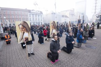 Zagreb: Muškarci na Trgu bana Josipa Jelačića mole krunicu Zagreb: Muškarci na Trgu bana Josipa Jelačića mole krunicu