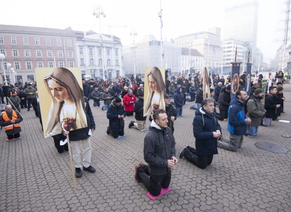 Zagreb: Muškarci na Trgu bana Josipa Jelačića mole krunicu