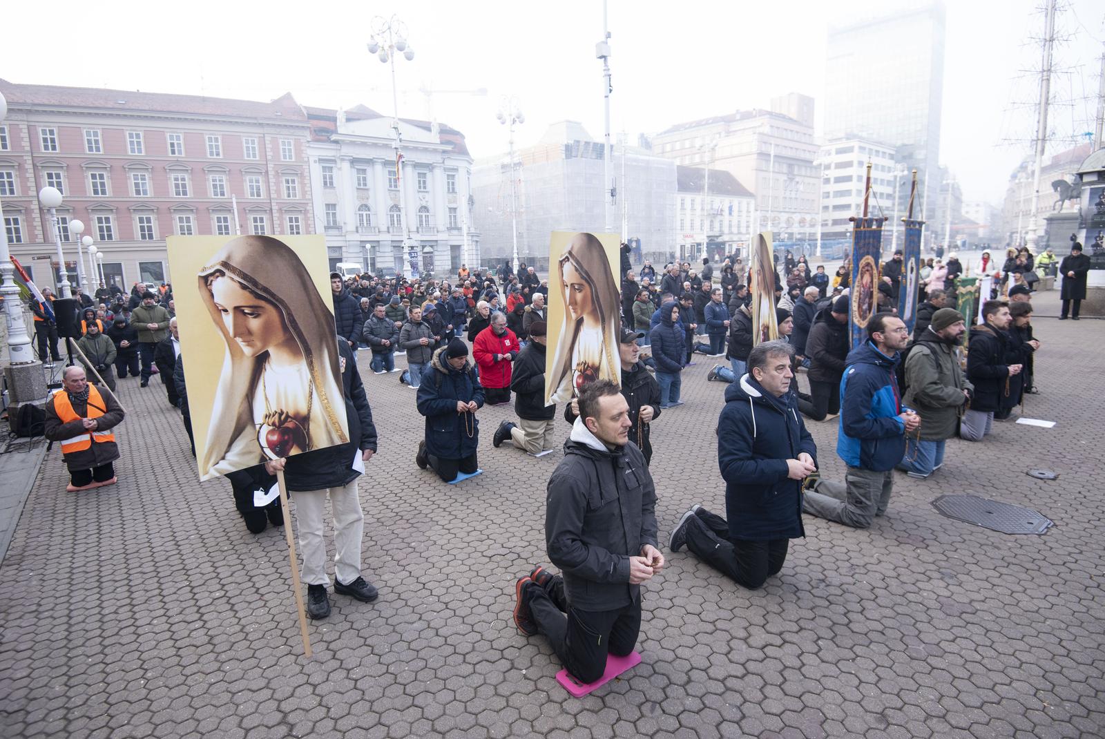 Zagreb: Muškarci na Trgu bana Josipa Jelačića mole krunicu Zagreb: Muškarci na Trgu bana Josipa Jelačića mole krunicu
