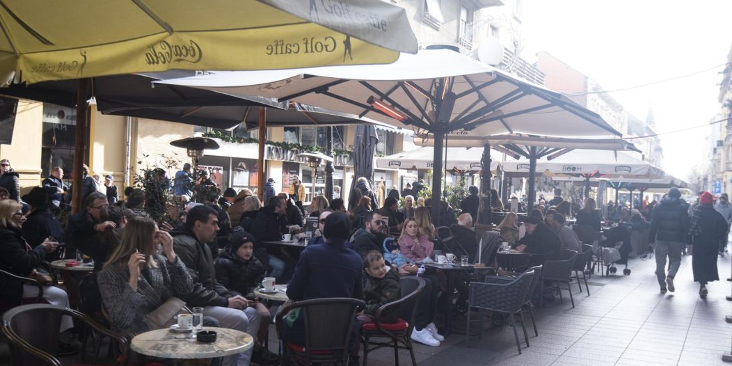 Zagreb: Popunjene terase kafića u centru grada Zagreb: Popunjene terase kafića u centru grada