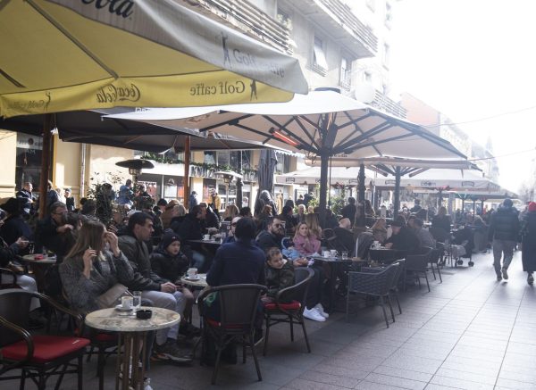 Zagreb: Popunjene terase kafića u centru grada
