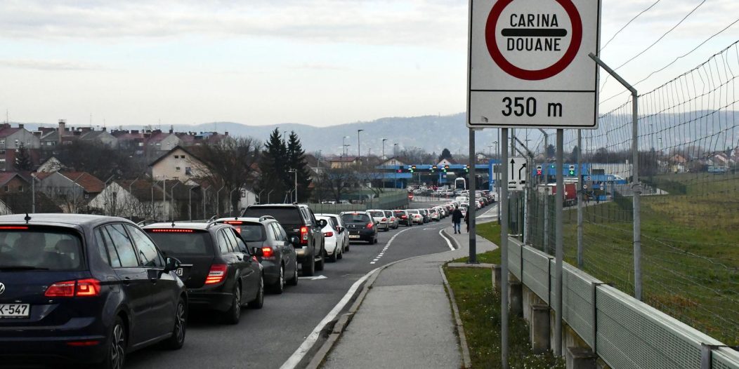 Kolone vozila na graničnom prijelazu u Slavonskom Brodu na ulasku u RH Kolone vozila na graničnom prijelazu u Slavonskom Brodu na ulasku u RH
