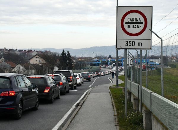 Kolone vozila na graničnom prijelazu u Slavonskom Brodu na ulasku u RH