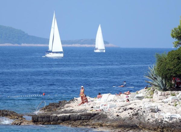 Hvar: Turisti uivaju u razgledavanju grada i sun?anju na plai