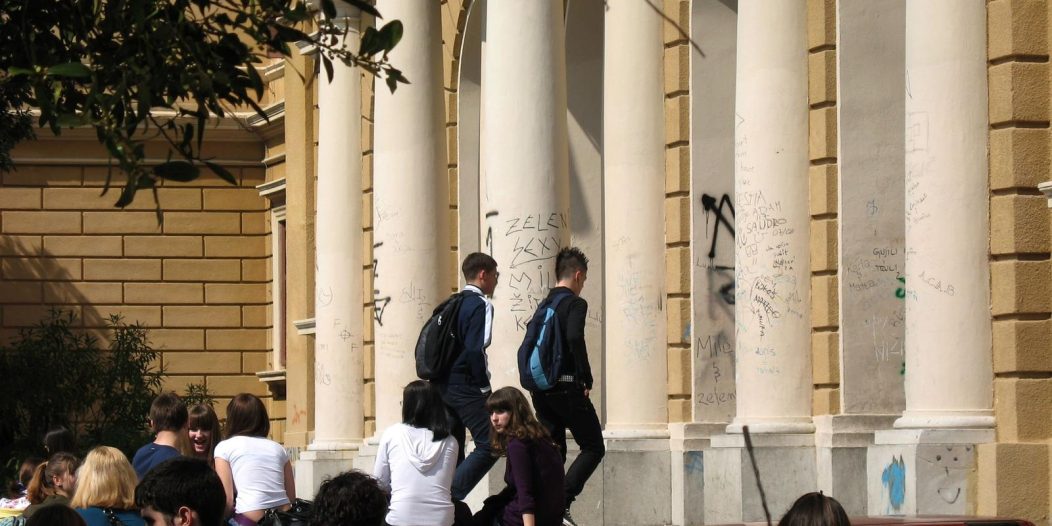 Rijeka: U?enica Medicinske kole svojoj kolegici zapalila kosu Rijeka: U?enica Medicinske kole svojoj kolegici zapalila kosu