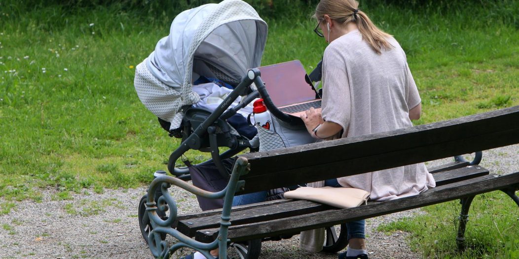 Karlovac: Dok beba spava, mama rijeava neodgodive obaveze na laptopu Karlovac: Dok beba spava, mama rijeava neodgodive obaveze na laptopu
