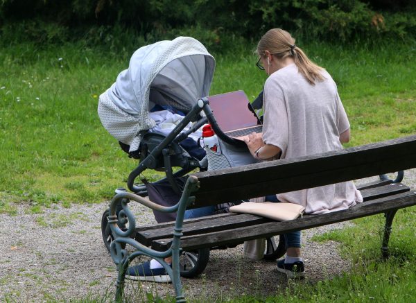 Karlovac: Dok beba spava, mama rijeava neodgodive obaveze na laptopu