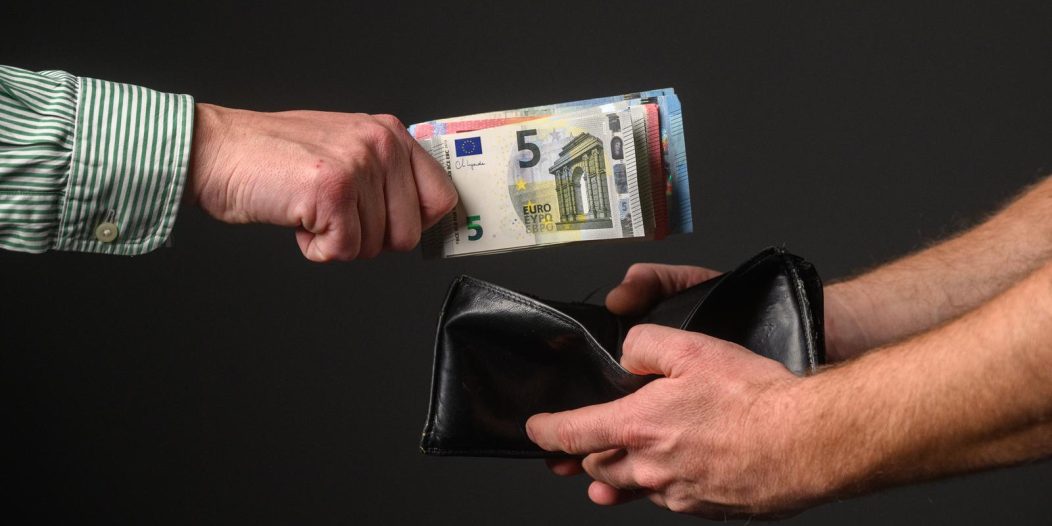 Uvođenje eura dovelo je do poskupljenja što su mnogi poslovni subjekti iskoristili Uvođenje eura dovelo je do poskupljenja što su mnogi poslovni subjekti iskoristili