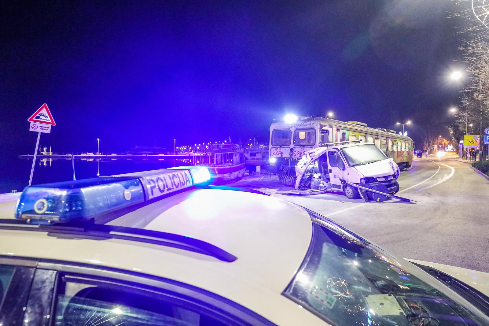 Pula: Vlak na rivi naletio na kombi pa ga gurao više stotina metara