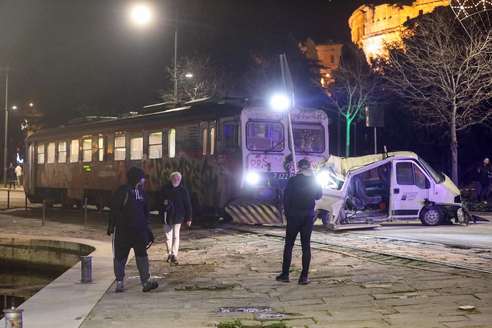 Pula: Vlak na rivi naletio na kombi pa ga gurao više stotina metara