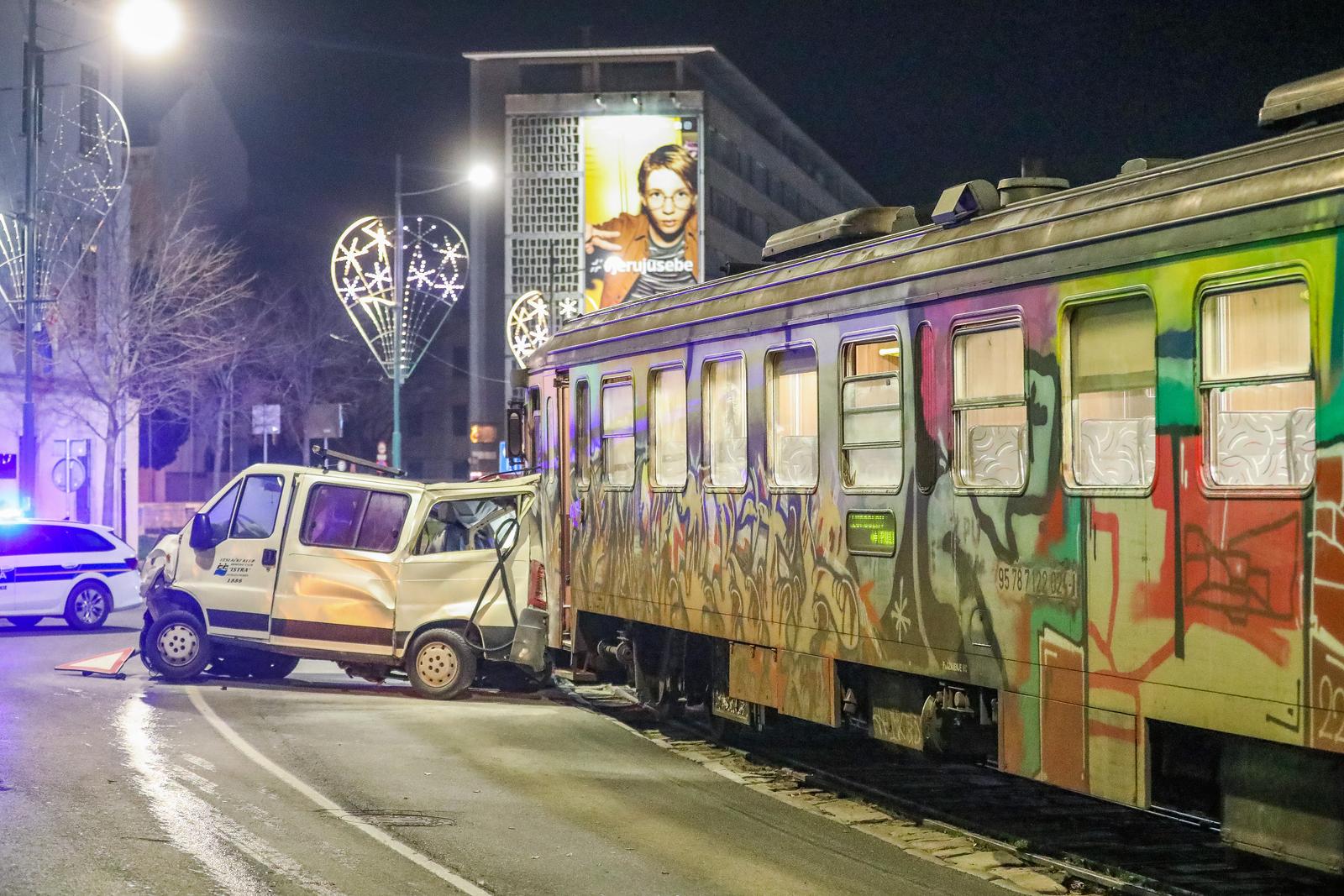Pula: Vlak na rivi naletio na kombi pa ga gurao više stotina metara