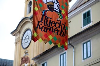 Korzo ukrašen zastavama i vrpcama uoči Riječkog karnevala Korzo ukrašen zastavama i vrpcama uoči Riječkog karnevala