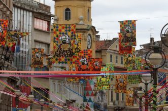 Korzo ukrašen zastavama i vrpcama uoči Riječkog karnevala Korzo ukrašen zastavama i vrpcama uoči Riječkog karnevala