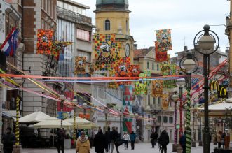 Korzo ukrašen zastavama i vrpcama uoči Riječkog karnevala Korzo ukrašen zastavama i vrpcama uoči Riječkog karnevala