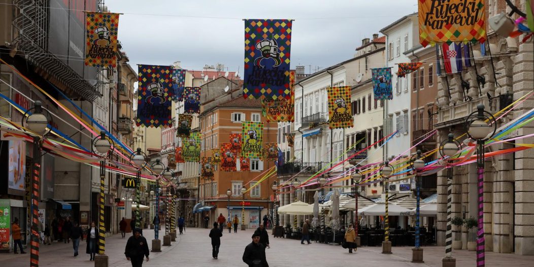 Korzo ukrašen zastavama i vrpcama uoči Riječkog karnevala Korzo ukrašen zastavama i vrpcama uoči Riječkog karnevala