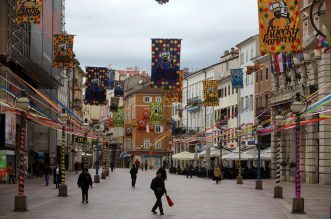 Korzo ukrašen zastavama i vrpcama uoči Riječkog karnevala Korzo ukrašen zastavama i vrpcama uoči Riječkog karnevala