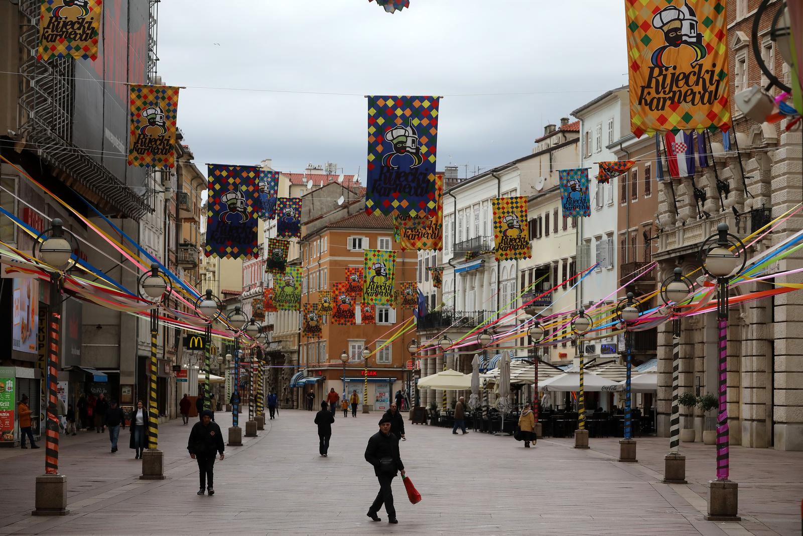 Korzo ukrašen zastavama i vrpcama uoči Riječkog karnevala Korzo ukrašen zastavama i vrpcama uoči Riječkog karnevala