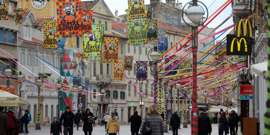 Korzo ukrašen zastavama i vrpcama uoči Riječkog karnevala Korzo ukrašen zastavama i vrpcama uoči Riječkog karnevala