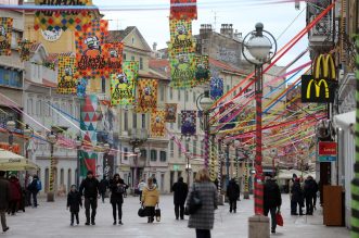 Korzo ukrašen zastavama i vrpcama uoči Riječkog karnevala Korzo ukrašen zastavama i vrpcama uoči Riječkog karnevala