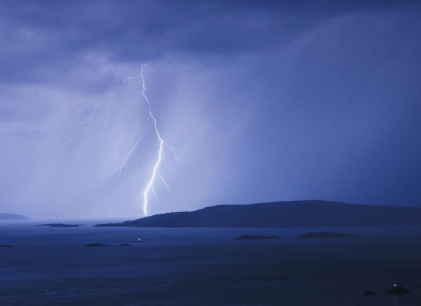 Pogled iz okolice Trogira na grmljavinsko nevrijeme oko Drvenika Velog Pogled iz okolice Trogira na grmljavinsko nevrijeme oko Drvenika Velog