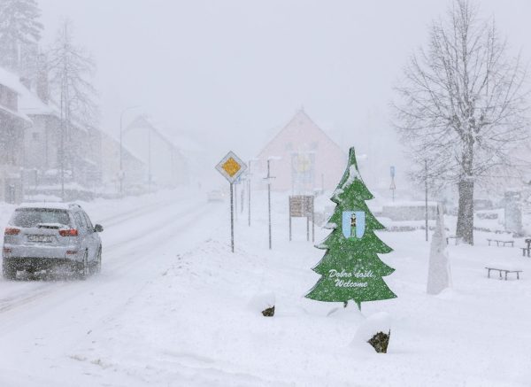 Tijekom popodnevnih sati u Gorskom Kotaru počeo je padati snijeg