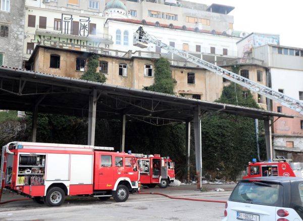 Rijeka: Vatrogasci ugasili požar napuštenog objekta koji često koriste beskućnici