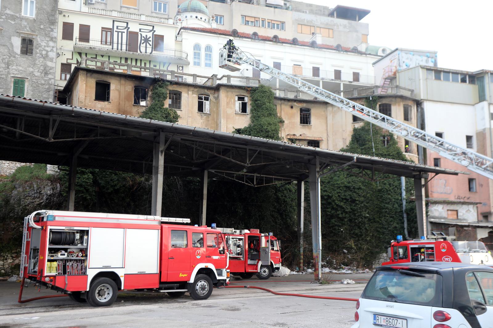 Rijeka: Vatrogasci ugasili požar napuštenog objekta koji često koriste beskućnici