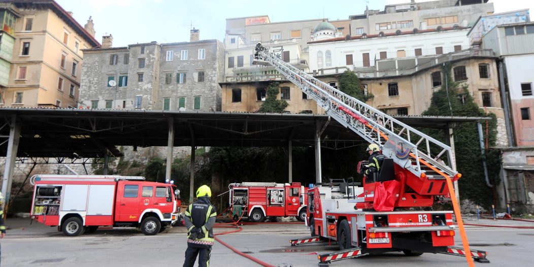 Rijeka: Vatrogasci ugasili požar napuštenog objekta koji često koriste beskućnici Rijeka: Vatrogasci ugasili požar napuštenog objekta koji često koriste beskućnici