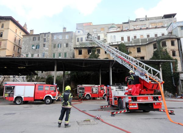 Rijeka: Vatrogasci ugasili požar napuštenog objekta koji često koriste beskućnici