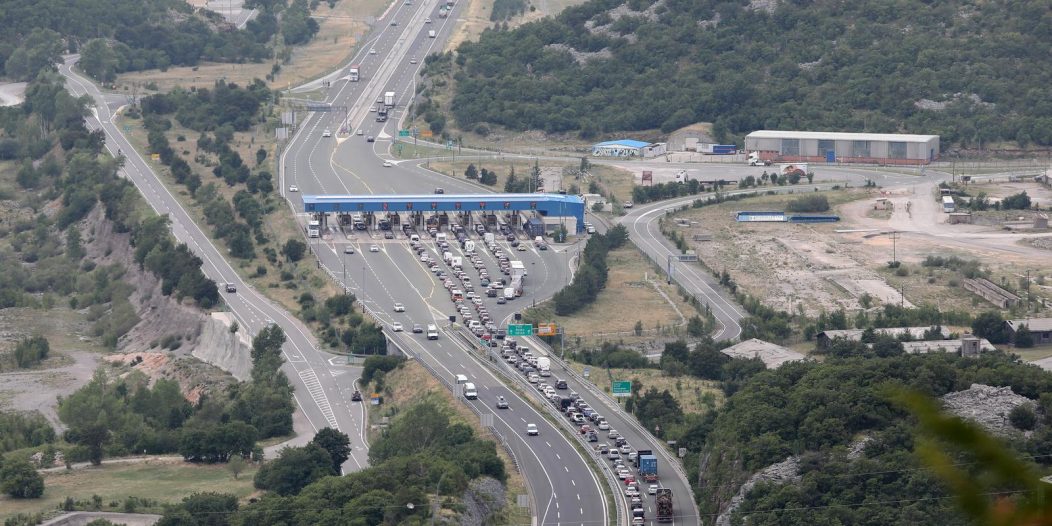 Kolone vozila na naplatnim kućicama na Kikovici i na autocesti A6 Rijeka-Zagreb Kolone vozila na naplatnim kućicama na Kikovici i na autocesti A6 Rijeka-Zagreb