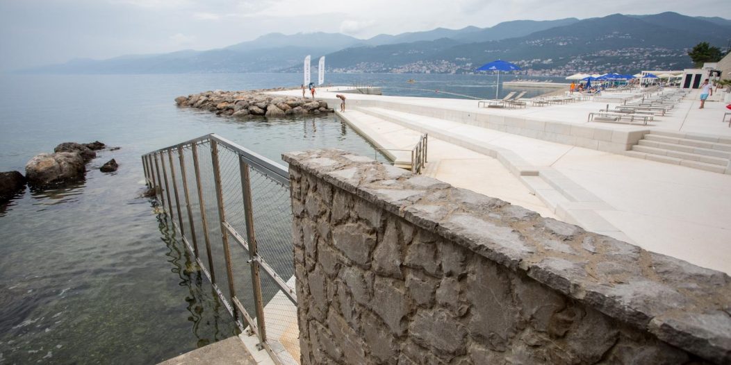 Rijeka: Plaža hotela Hilton Costabella koja je u koncesiji ograđena je ogradom Rijeka: Plaža hotela Hilton Costabella koja je u koncesiji ograđena je ogradom