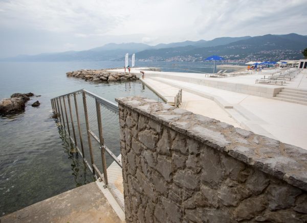 Rijeka: Plaža hotela Hilton Costabella koja je u koncesiji ograđena je ogradom