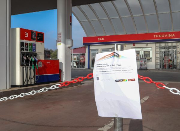 Petrol i Crodux u znak prosvjeda zatvorili pumpe na sat vremena