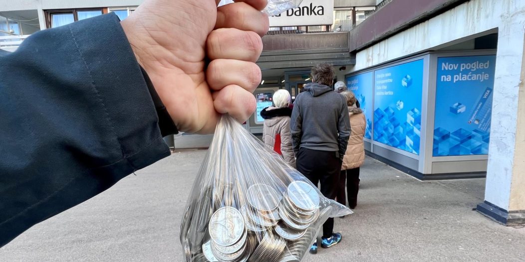 Zagreb: Gužva ispred banke kako bi se zamijenile kune u eure Zagreb: Gužva ispred banke kako bi se zamijenile kune u eure