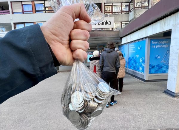 Zagreb: Gužva ispred banke kako bi se zamijenile kune u eure
