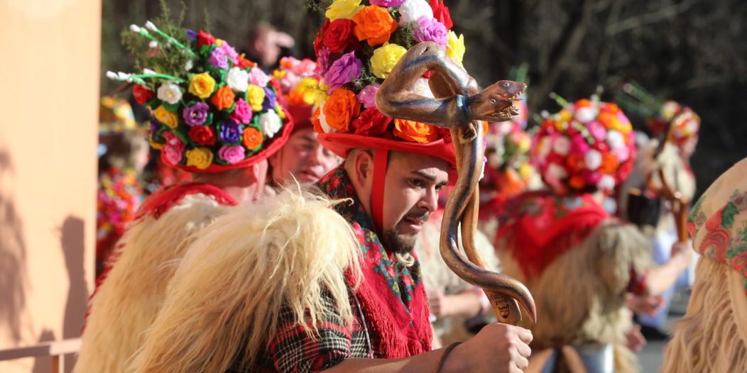 Matulji: Zvončarska skupina Vlahov breg s grupom maškara u obilasku sela u zaleđu Matulja Matulji: Zvončarska skupina Vlahov breg s grupom maškara u obilasku sela u zaleđu Matulja