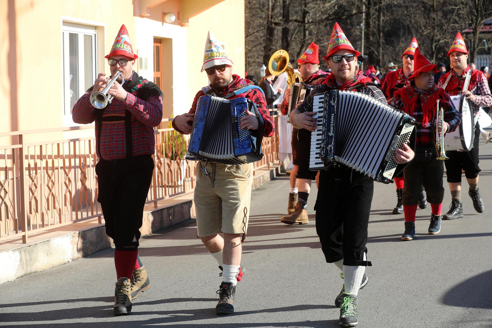 Matulji: Zvončarska skupina Vlahov breg s grupom maškara u obilasku sela u zaleđu Matulja