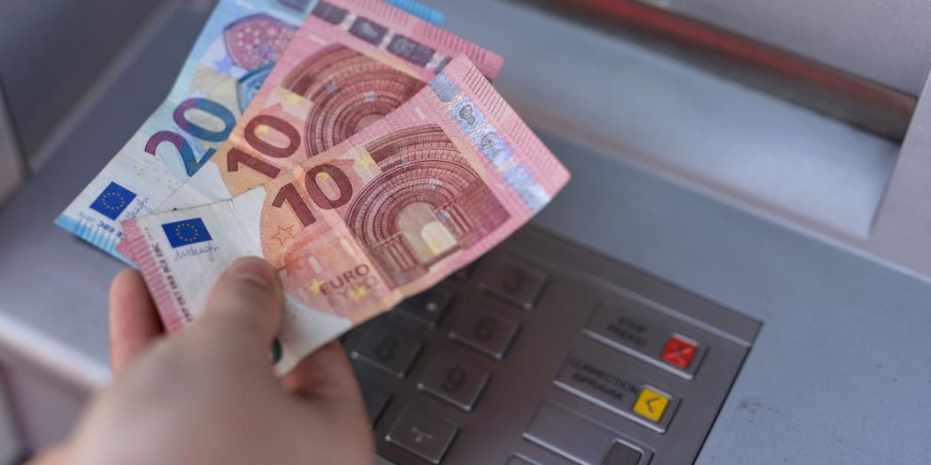 Od 1. siječnja euro postaje službena valuta u Hrvatskoj i nakon 29 godina zamijenit će kunu Od 1. siječnja euro postaje službena valuta u Hrvatskoj i nakon 29 godina zamijenit će kunu